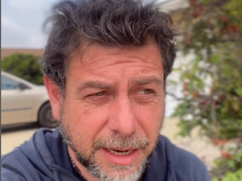 Chofo Espinosa remata su peliculas para recuperar fondos