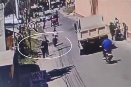 VIDEO. Ciclista casi es atropellado tras intentar hacer broma a peatón en Baja Verapaz