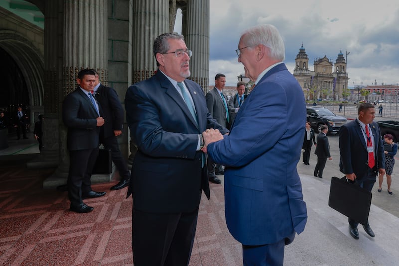 Arévalo recibe a su homólogo de Alemania, Frank-Walter Steinmeier, en el Palacio Nacional de la Cultura.