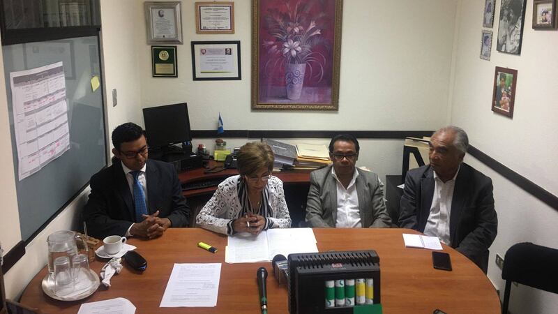 Denuncian a CNEE, distribuidoras y municipalidades por abuso en cobro del alumbrado público