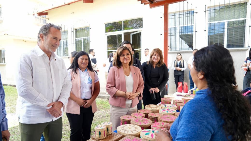 La vicepresidenta Karin Herrera junto con Harris Whitbeck, director del Inguat en Esquipulas.