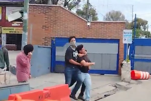 VIDEO. Estudiantes entregan a la PNC a uno de los hombres que tiene tomada la Usac