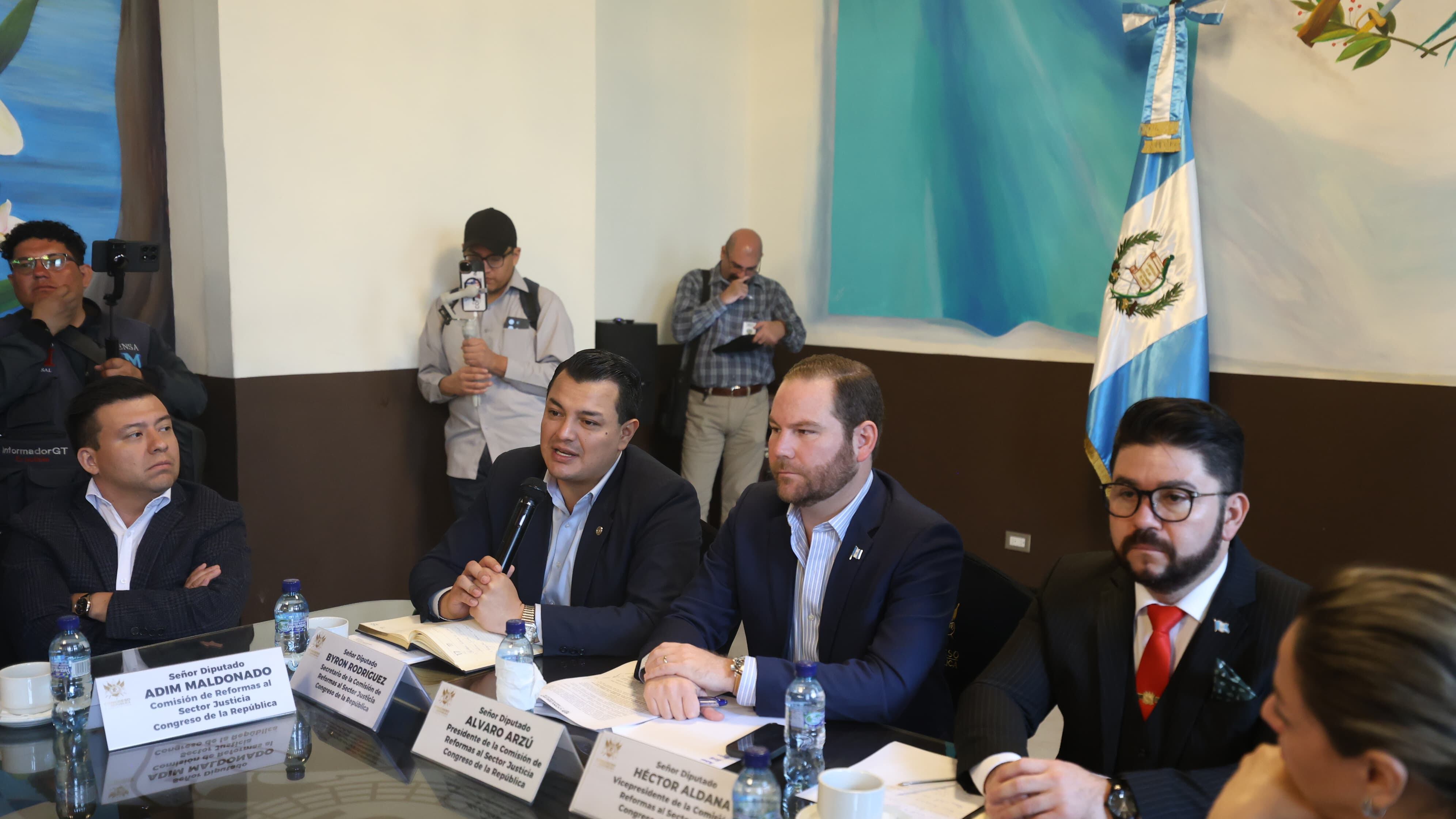 La Comisión de Reformas al Sector Justicia del legislativo, analiza el contenido de la iniciativa de Ley contra las Extorsiones. Foto: Congreso de la República.