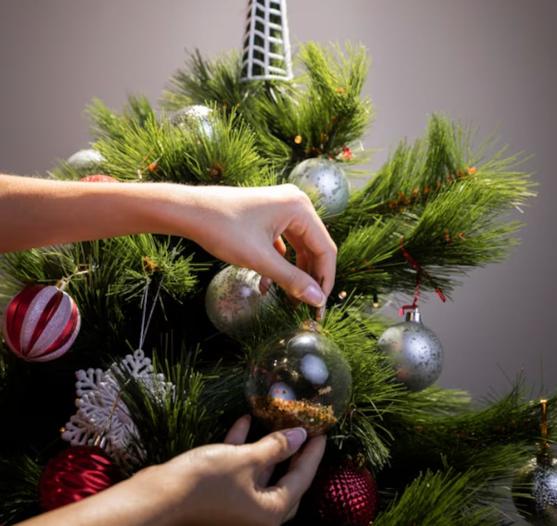 Tiempo de decoración de árboles de navidad de alto ángulo