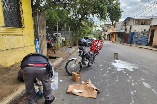 Motociclista se accidenta en el Barrio San Antonio porque lo perseguía una jauría de perros