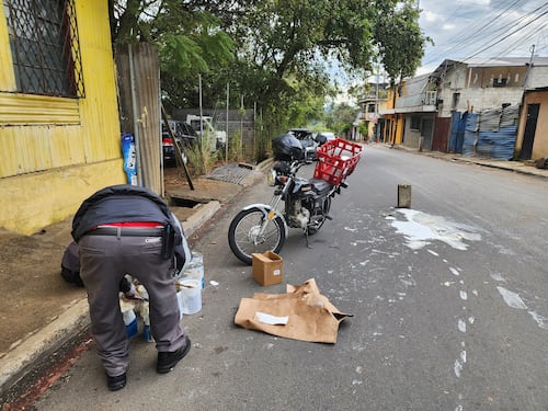 Motociclista se accidenta en el Barrio San Antonio porque lo perseguía una jauría de perros