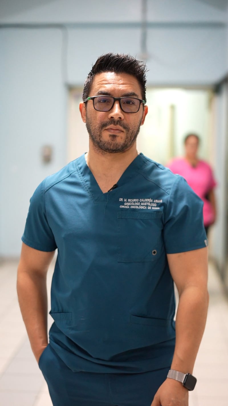Ricardo Calderon Armas, ginecólogo mastólogo, que atiende en la Clínica de Tumores del Hospital Roosevelt