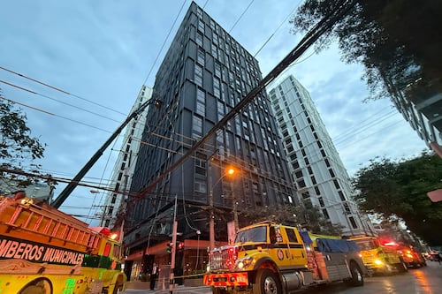 VIDEOS. Voraz incendio consume niveles superiores de edificio en zona 10