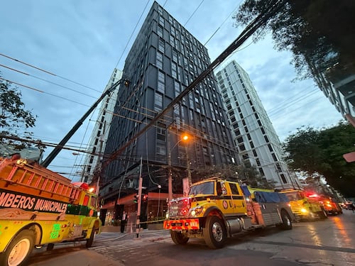 VIDEOS. Voraz incendio consume niveles superiores de edificio en zona 10