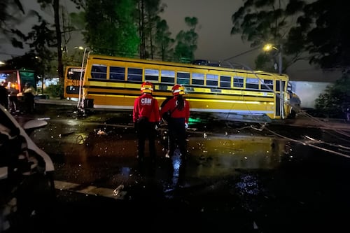 Video. Momento en que autobús se sale de la pista y provoca múltiple accidente en CAES