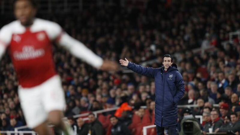 Entrenador del Arsenal, multado por patear una botella contra la grada del Brighton