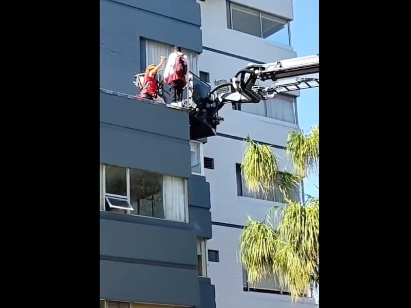 Hombre intenta lanzarse de un edificio en zona 13
