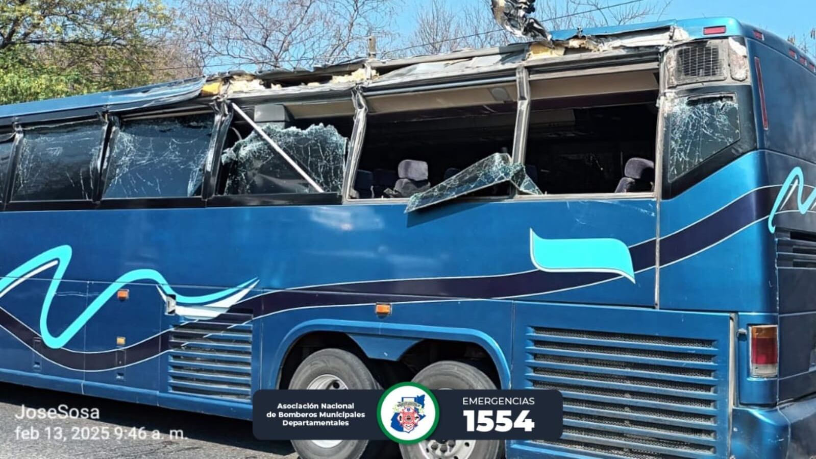 Accidente de tránsito, involucrados un transporte pesado y un bus tipo pullman.