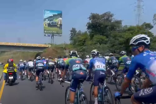 VIDEO. La Vuelta Ciclística comienza con una caída de ciclistas y periodistas en la autopista Palín–Escuintla