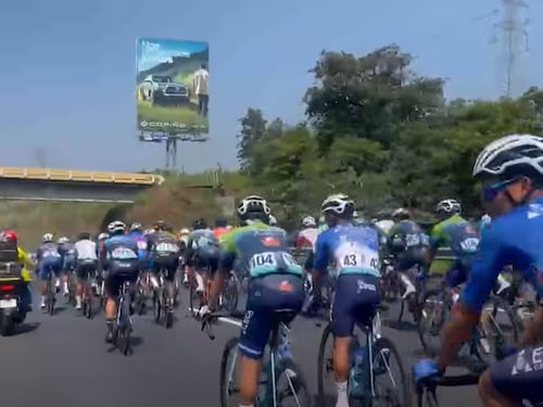 VIDEO. La Vuelta Ciclística comienza con una caída de ciclistas y periodistas en la autopista Palín–Escuintla