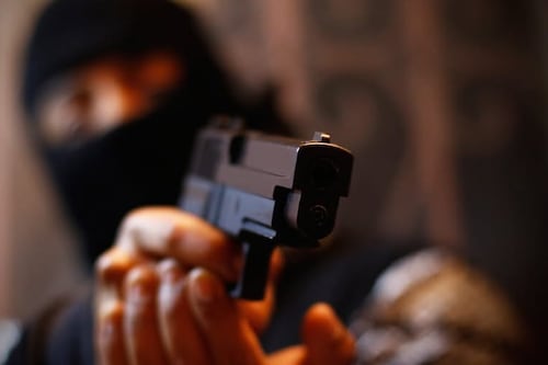 Mujer logra escapar de hecho delictivo en zona 9 y recibe atención por crisis nerviosa