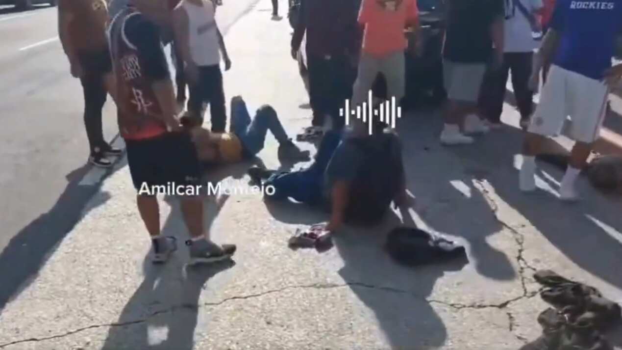 Los hombres fueron golpeados y entregados a las autoridades.