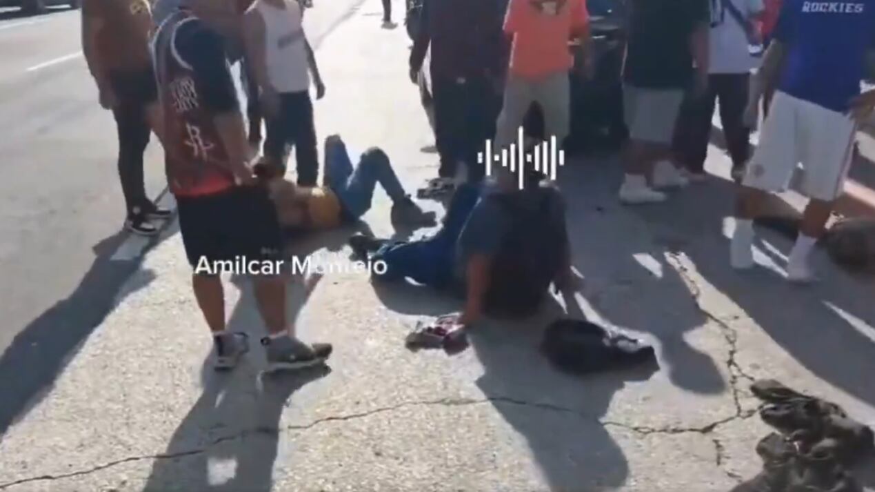 Los hombres fueron golpeados y entregados a las autoridades.