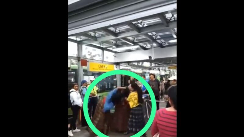 Impactante video: Pelea de mujeres en Transmetro se viraliza en redes Critican a agentes PMT por no interferir. ¿Qué opinas?