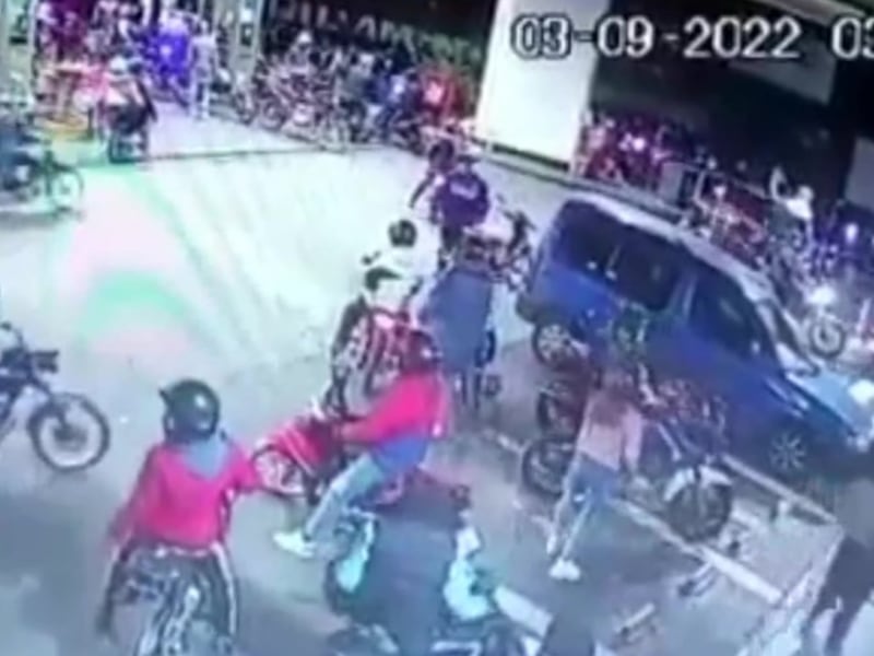 ROBO COORDINADO: 50 motoristas saquean una gasolinera