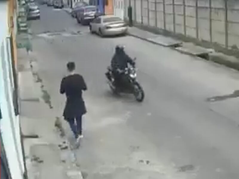 “Es Navidad, mi mamá está en el hospital”: joven suplica durante asalto en Villa Nueva