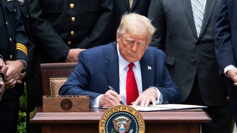 Trump firma modesta reforma policial en medio de protestas contra el racismo en EE. UU.