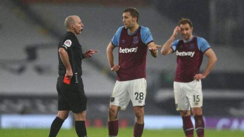 Árbitro inglés recibe amenazas de muerte tras expulsar a un jugador del West Ham