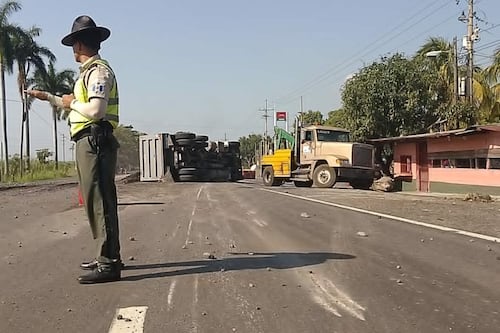 Camión volcado en ruta Interamericana provoca tránsito lento