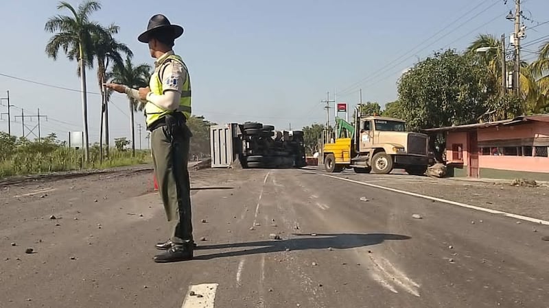 Camión volcado en ruta Interamericana provoca tránsito lento
