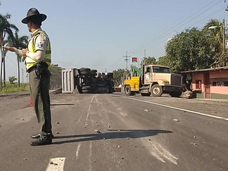 Camión volcado en ruta Interamericana provoca tránsito lento