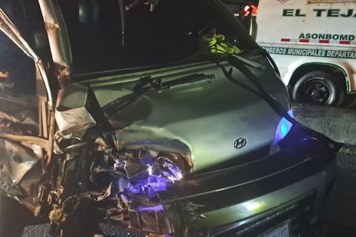 Camión arrastra microbús con enfermeros del San Juan de Dios en el Libramiento de Chimaltenango