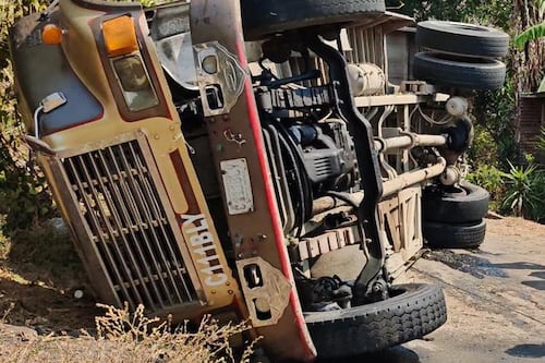 Sube a cinco la cifra de fallecidos por vuelco de bus escolar en Laguna Seca, Amatitlán