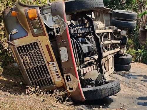 Sube a cinco la cifra de fallecidos por vuelco de bus escolar en Laguna Seca, Amatitlán
