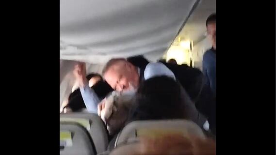 VIDEO. Golpean a pasajero por gritar en un vuelo