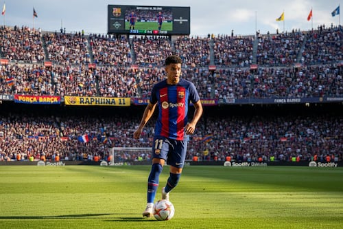 Raphinha es sustituido en el descanso ante Elche por molestias musculares