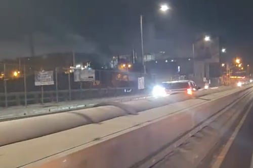 Graban a conductor contra la vía en el Periférico