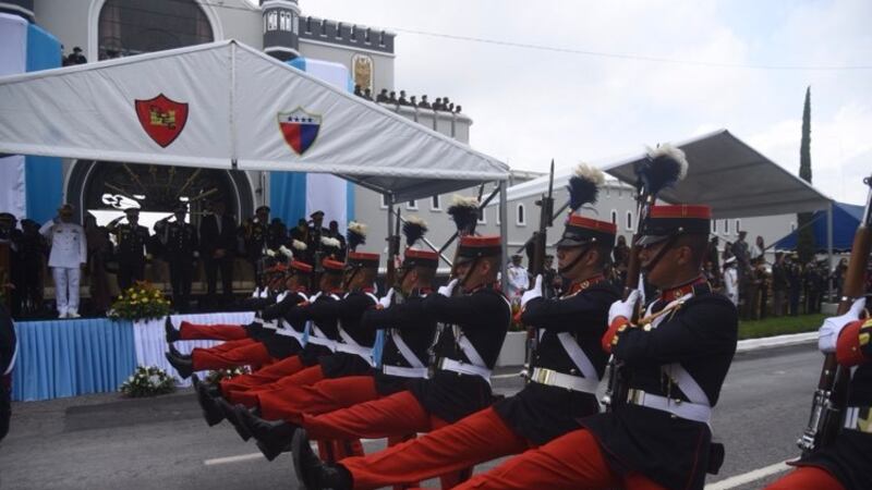 IMÁGENES. Caballería y aviones marcan desfile por Día del Ejército