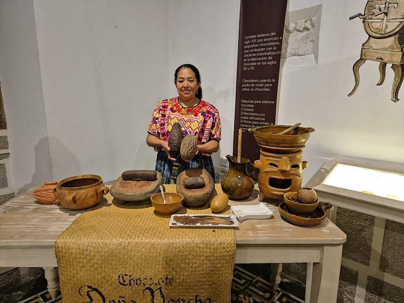 Mirna Roca y su familia mantienen viva la tradición y la historia del cacao quetzalteco. Foto: Roxana Tocay