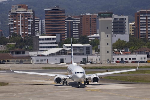 Aeronave supera falla de despresurización y continúa su rumbo tras maniobra preventiva en La Aurora