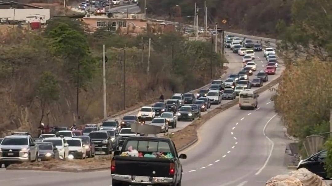 Largas filas de vehículos provienen del oriente. Foto: Amilcar Montejo