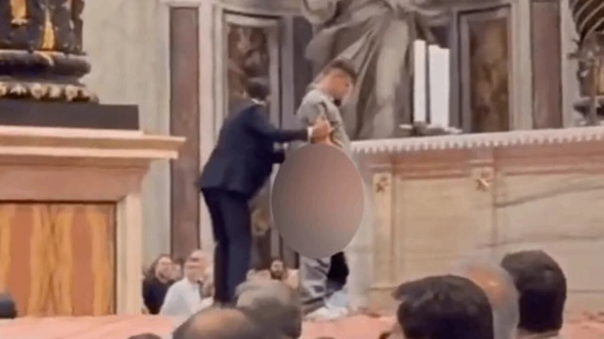 Hombre habría orinado en la Basílica en plena misa. (Foto: Redes sociales)