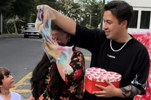 Tras ruptura amorosa, Joshua Aldana sorprende a su mamá con carro nuevo