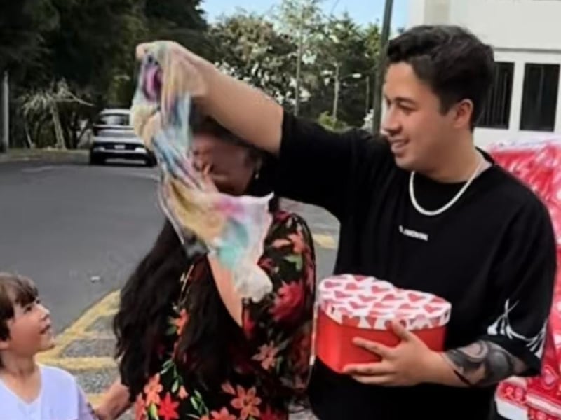 Tras ruptura amorosa, Joshua Aldana sorprende a su mamá con carro nuevo