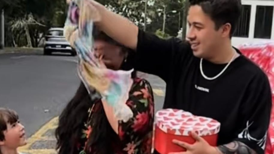 El influencer sorprendió a su mamá. Foto: RRSS