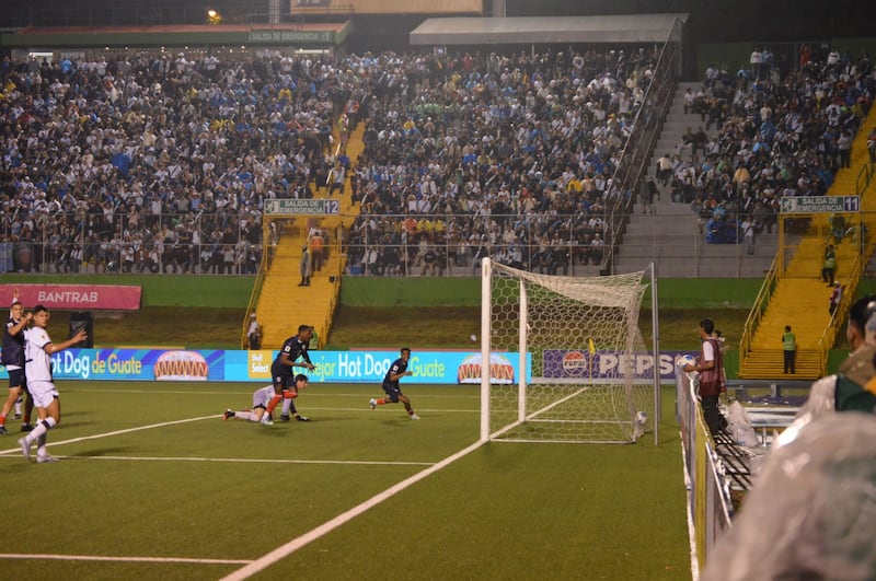 Así se vivió la victoria de Guatemala 4-2 a República Dominicada en el estadio Cementos Progreso. Foto: Kenneth Monzón