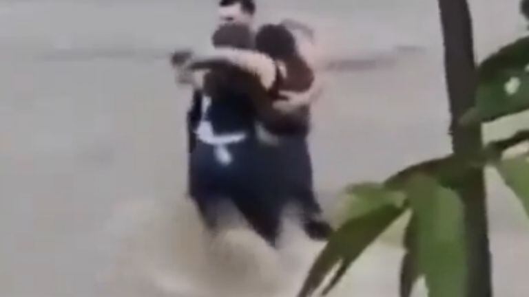 Los bomberos trataron de rescatarlos, pero no tuvieron éxito.