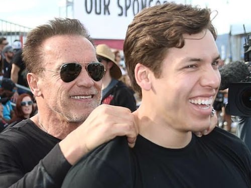 Hijo de Arnold Schwarzenegger gana tres oros en fisicoculturismo
