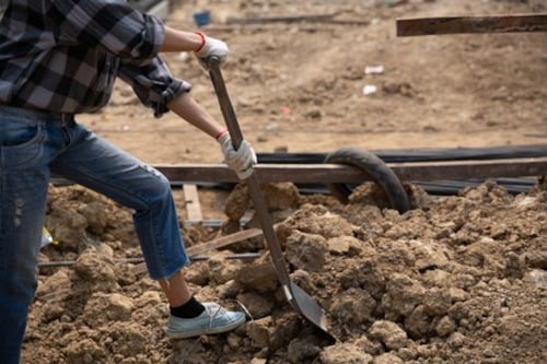 Albañil es rescatado con vida tras quedar soterrado en San Pedro Sacatepéquez