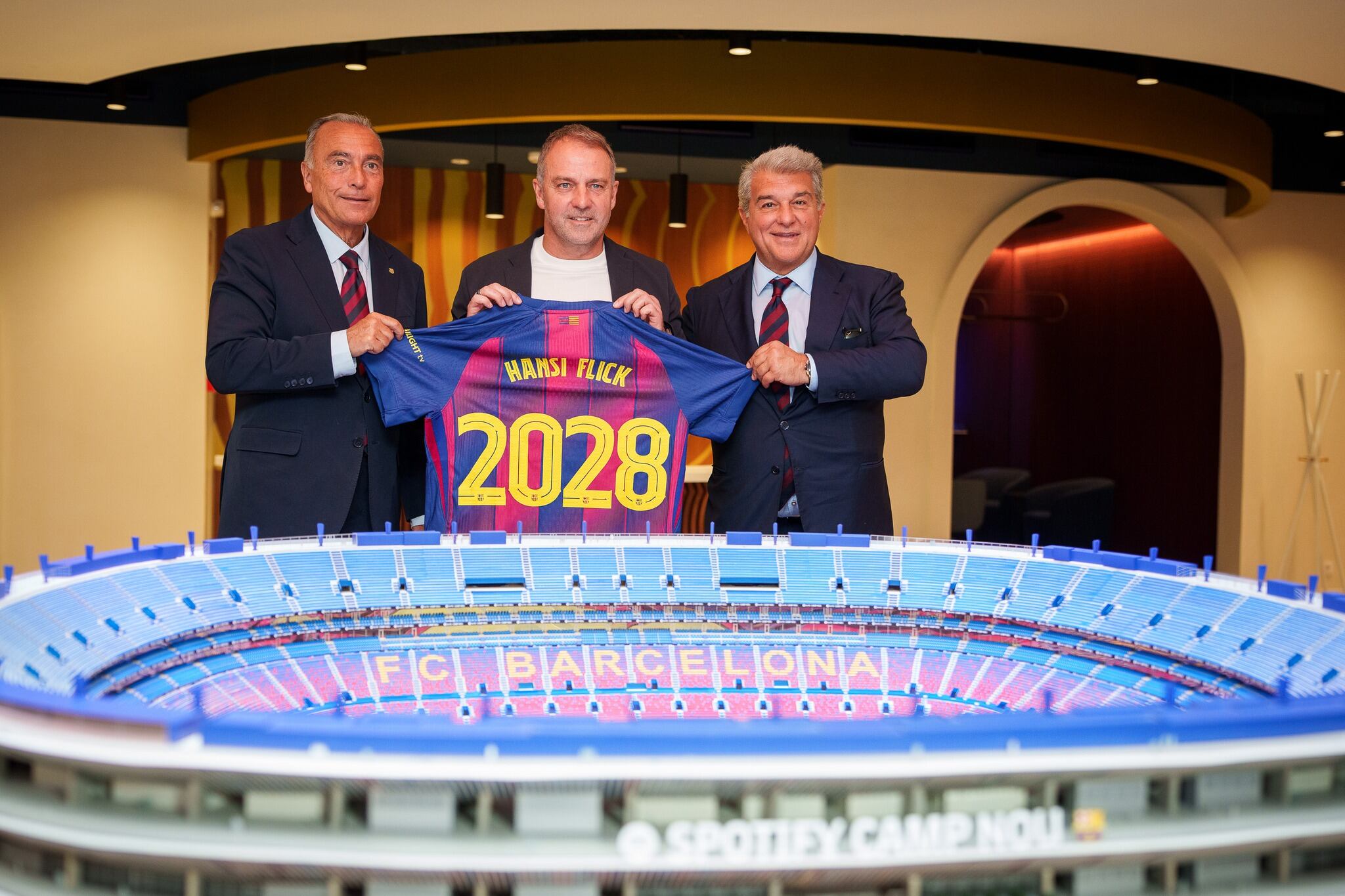 El FC Barcelona anuncia la renovación del contrato de su entrenador Hansi Flick