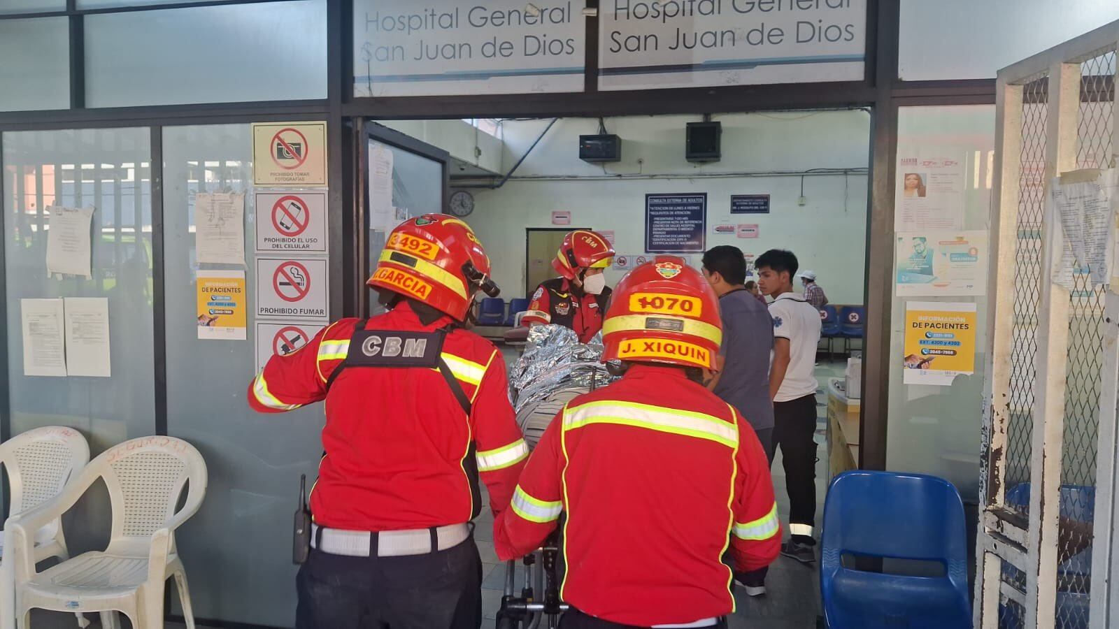 Paramédicos trasladan a los heridos. Foto: RRSS